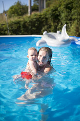 Mutter mit Baby im Schwimmbad - RAEF000287