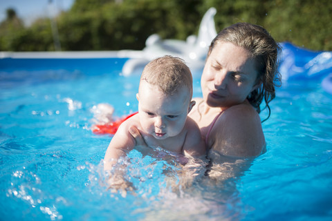 Mutter mit Baby im Schwimmbad, lizenzfreies Stockfoto