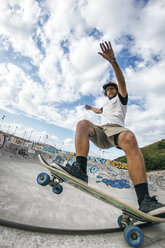 Junger Mann auf dem Skateboard in einem Skatepark - MGOF000421