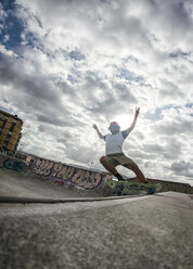 Junger Mann auf dem Skateboard in einem Skatepark - MGOF000422