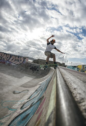 Junger Mann auf dem Skateboard in einem Skatepark - MGOF000423
