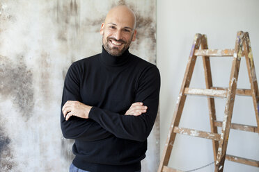 Portrait of man with crossed arms wearing black turtleneck - MAEF010899