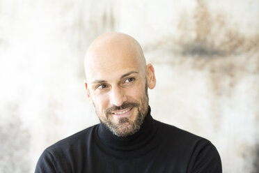 Portrait of smiling man wearing black turtleneck - MAEF010894