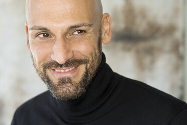 Portrait of smiling man wearing black turtleneck - MAEF010893