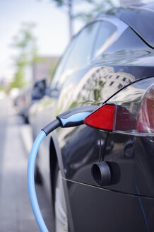 Deutschland, Düsseldorf, nachhaltiges Umladen von Autos - GUFF000138