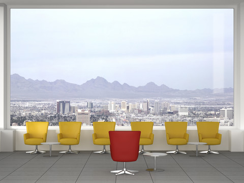 Moderner Konferenzraum mit Drehstühlen und Blick auf die Stadt, 3D Rendering, lizenzfreies Stockfoto