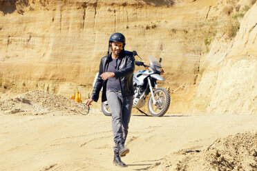 Älterer Mann mit Motorrad in Sandgrube - MAEF010959