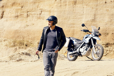 Älterer Mann mit Motorrad in Sandgrube - MAEF010960