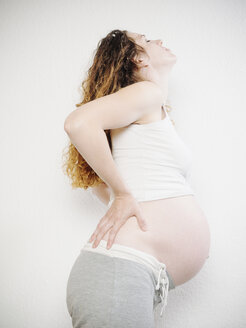 Schwangere Frau hält sich zurück - KRPF001618
