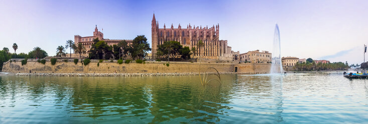 Spanien, Balearische Inseln, Mallorca, Palma, Blick auf die Kathedrale La Seu, Panorama - AMF004127