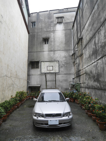 Taiwan, Auto im Hinterhof, lizenzfreies Stockfoto