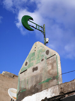 Marokko, grüner Halbmond am Gebäude angebracht - JMF000357