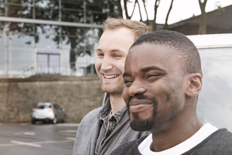 Zwei lächelnde Männer im Freien, lizenzfreies Stockfoto