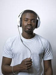 Porträt eines jungen Mannes mit Kopfhörern - STKF001426