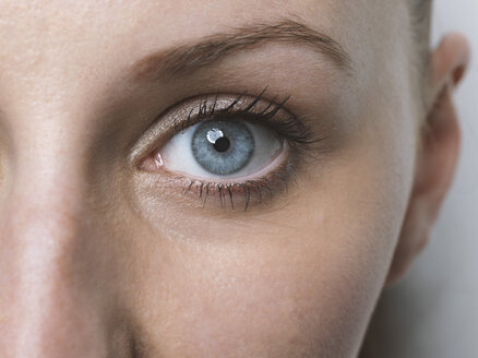 Nahaufnahme des blauen Auges einer jungen Frau - STKF001430