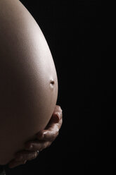 Bauch einer schwangeren Frau - KRPF001595