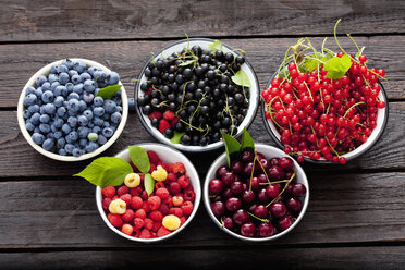 Bowls of sour cherries, raspberries, red and black currants and blueberries - CSF026131