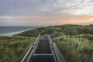 Germany, Sylt, Wenningstedt, boardwalk to the beach - KEBF000239