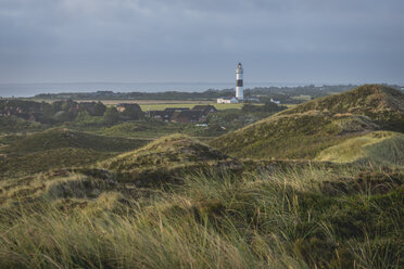 Germany, Sylt, Kampen, view to light house 'Rotes Kliff' with dune in the foreground - KEBF000241