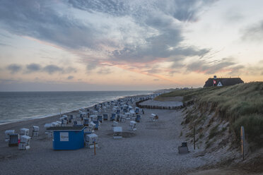 Deutschland, Sylt, Kampen, Blick auf den Strand in der morgendlichen Dämmerung - KEBF000244