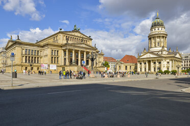 Deutschland, Berlin, Gendarmenmarkt mit Konzerthaus, Franzoesischer Dom und Franzoesische Friedrichstadtkirche - RJF000479