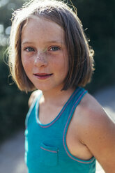 Porträt eines lächelnden Mädchens mit braunen Haaren und Sommersprossen - MGOF000432