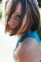 Porträt eines Mädchens mit braunen Haaren und Sommersprossen - MGOF000433