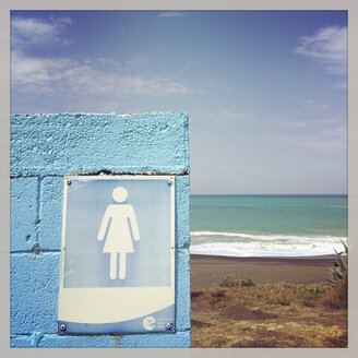 Neuseeland, Nordinsel, Hawke Bay, Napier, weibliche Toilette am Strand - GWF004364