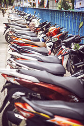 Vietnam, Parken von Motorrädern am Straßenrand - EHF000139