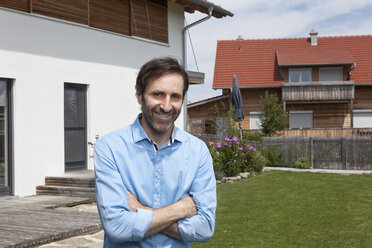 Porträt eines selbstbewussten Mannes im Garten stehend - RBF003465