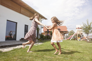 Sorglose Mutter und Tochter im Garten - RBF003487