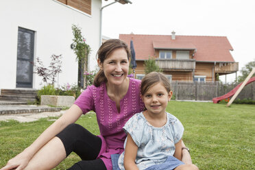 Porträt von lächelnder Mutter und Tochter im Garten - RBF003447