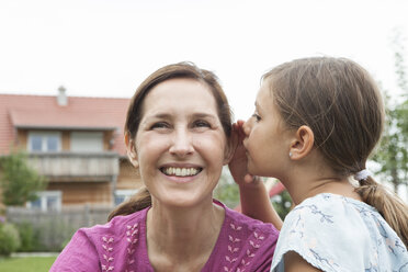 Die Tochter flüstert der Mutter ins Ohr - RBF003448