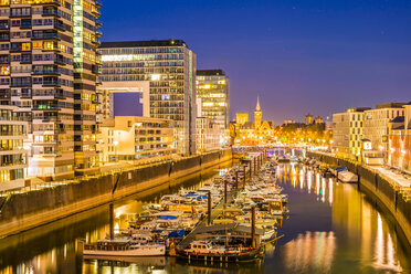 Deutschland, Köln, beleuchteter Rheinauhafen mit Kranhäusern und Yachthafen - WGF000701
