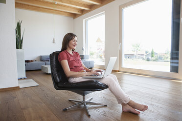 Reife Frau benutzt Laptop zu Hause - RBF003282