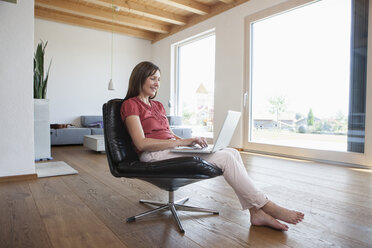 Reife Frau benutzt Laptop zu Hause - RBF003284