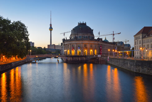 Deutschland, Berlin, Bode-Museum und Fernsehturm in der Dämmerung - RJF000485