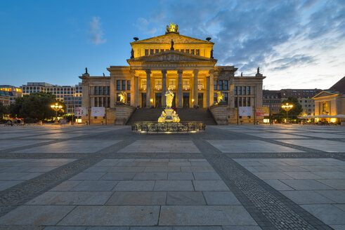 Deutschland, Berlin, Blick auf das Konzerthaus am Gendarmenmarkt - RJF000483