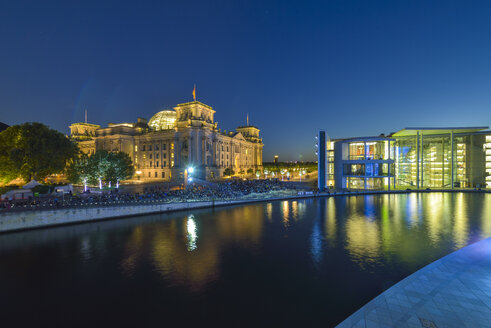 Deutschland, Berlin, Blick auf Reichstag und Paul-Loebe-Haus in der Abenddämmerung - RJF000480