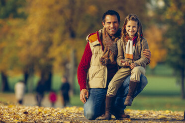 Porträt eines kleinen Mädchens mit ihrem Vater in einem herbstlichen Park - CHAF001081