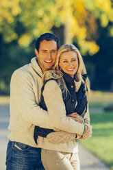 Porträt eines sich umarmenden Paares in einem Park - CHAF001260