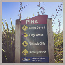 Neuseeland, Nordinsel, Schild am Piha Beach - GWF004376