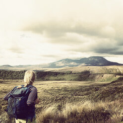 Neuseeland, Nordinsel, Tongariro National Park, Mount Ngauruhoe, Frau - GWF004380