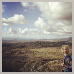 New Zealand, North Island, Tongariro National Park, Mount Ngauruhoe, woman - GWF004382