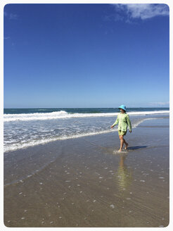 Neuseeland, Nordinsel, Waihi Beach, Frau spaziert am Strand entlang - GWF004385