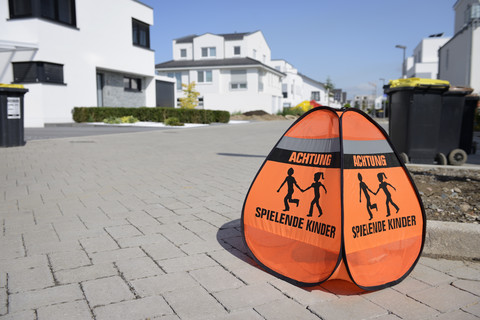Achtung Schild für spielende Kinder im Wohngebiet, lizenzfreies Stockfoto