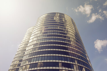 Germany, Duesseldorf, facade of modern office tower - GUFF000139