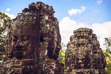 Kambodscha, Angkor Thom, Steinkopf auf den Türmen des Bayon-Tempels - EHF000119