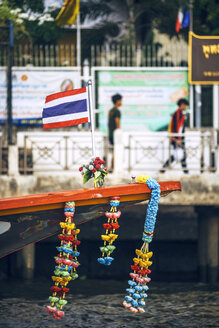 Thailand, Bangkok, dekoriertes Fährboot auf dem Chao Phraya Fluss - EHF000120