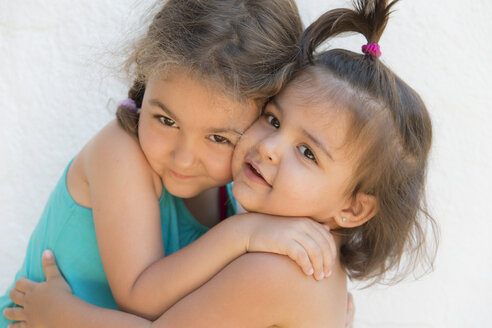 Zwei kleine Schwestern, die sich umarmen - ERLF000002